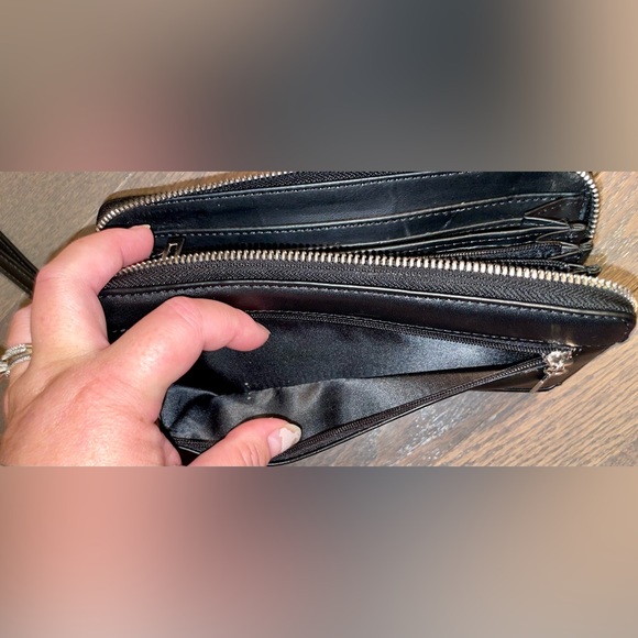 Vintage Black Guess Clutch Wallet Wristlet zipper many compartments card holder - Picture 6 of 16